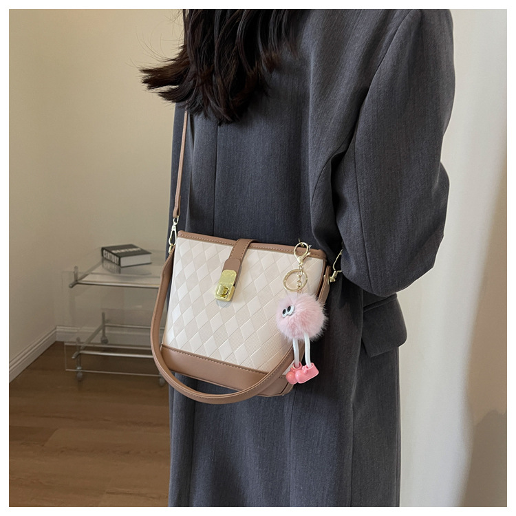 [UR®]💗💃UR χαριτωμένη βελούδινη τσάντα κουβά με μενταγιόν👜2023 νέα μοντέρνα και μοντέρνα τσάντα μεγάλης χωρητικότητας τσάντα ώμου μονής ώμου😍