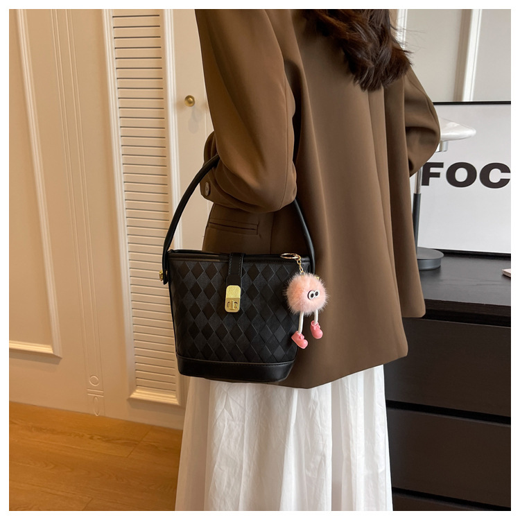 [UR®]💗💃UR χαριτωμένη βελούδινη τσάντα κουβά με μενταγιόν👜2023 νέα μοντέρνα και μοντέρνα τσάντα μεγάλης χωρητικότητας τσάντα ώμου μονής ώμου😍