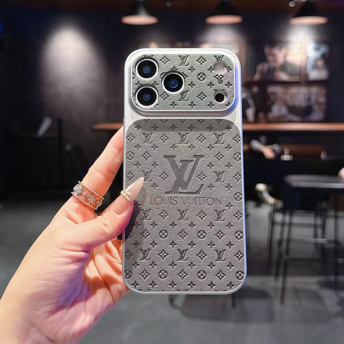 Πολυτελής δερμάτινη θήκη iPhone LV ✨ Αναβαθμίστε το iPhone 17 σας — Ο τέλειος συνδυασμός πολυτέλειας και προστασίας.