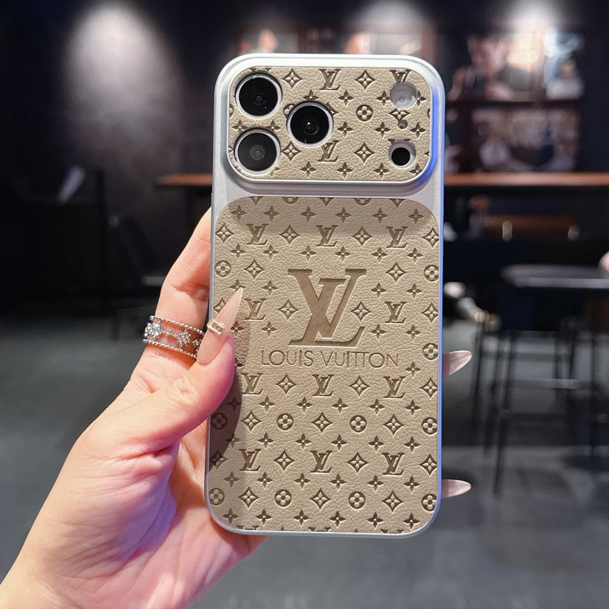 Πολυτελής δερμάτινη θήκη iPhone LV ✨ Αναβαθμίστε το iPhone 17 σας — Ο τέλειος συνδυασμός πολυτέλειας και προστασίας.