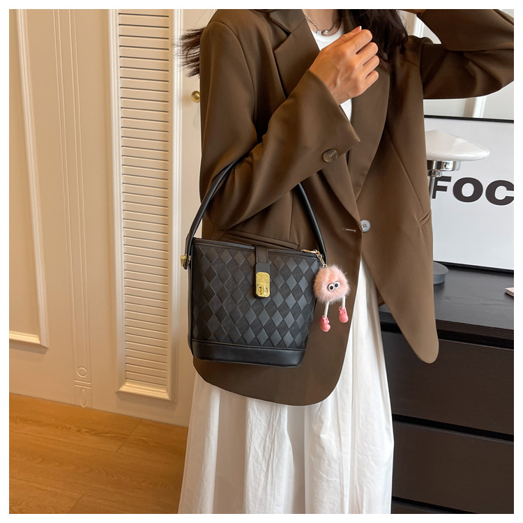 [UR®]💗💃UR χαριτωμένη βελούδινη τσάντα κουβά με μενταγιόν👜2023 νέα μοντέρνα και μοντέρνα τσάντα μεγάλης χωρητικότητας τσάντα ώμου μονής ώμου😍