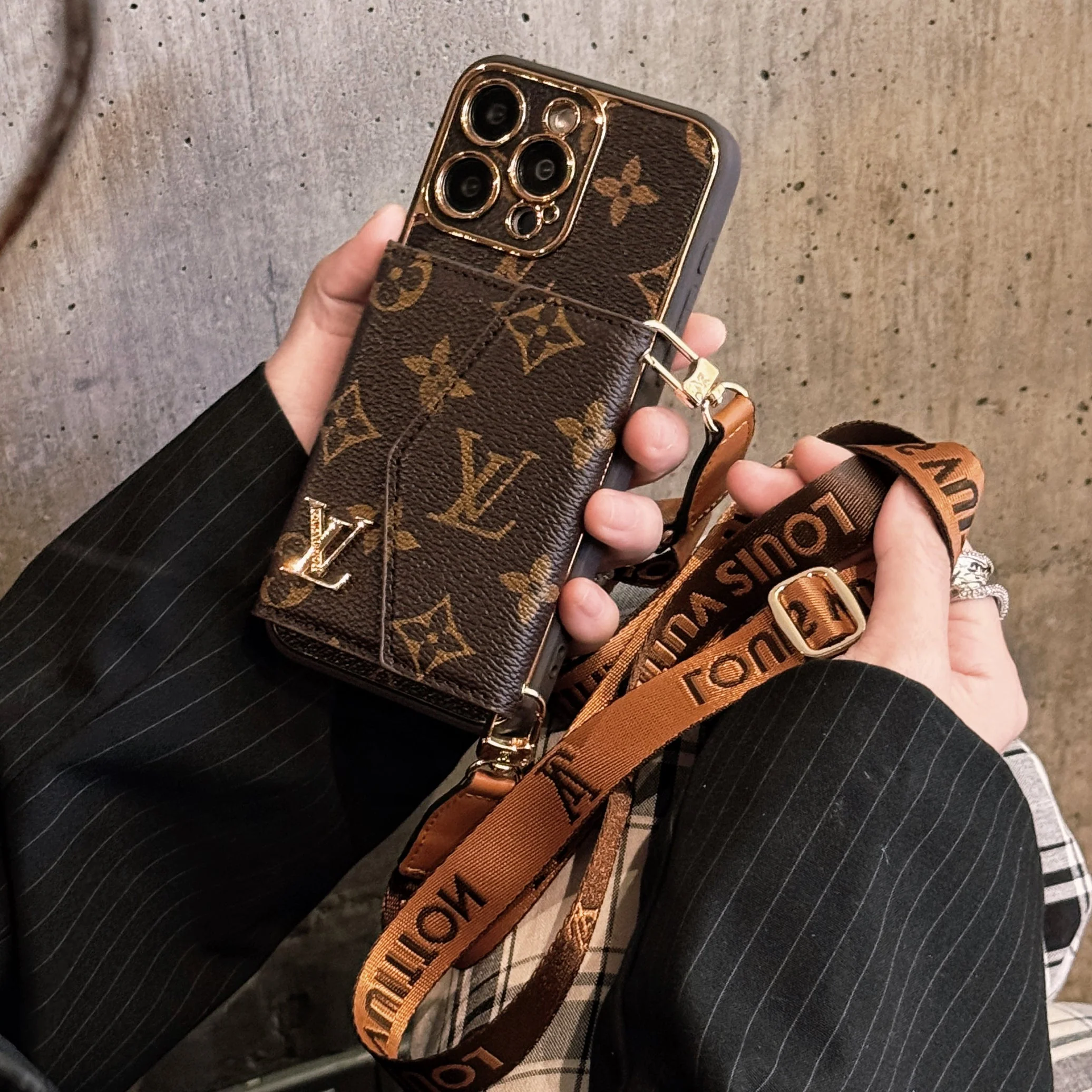 Δερμάτινη θήκη iPhone υψηλής ποιότητας με πορτοφόλι και λουράκι ώμου, καφέ