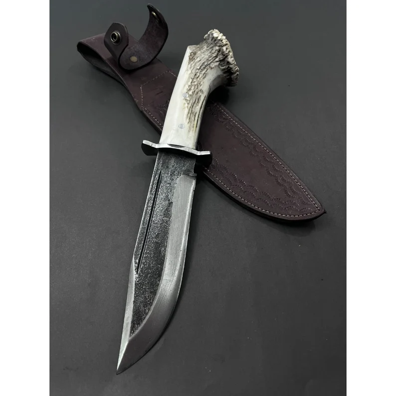 Ręcznie kuty nóż Bowie ze stali: rękojeść z poroża jelenia, skórzana pochwa