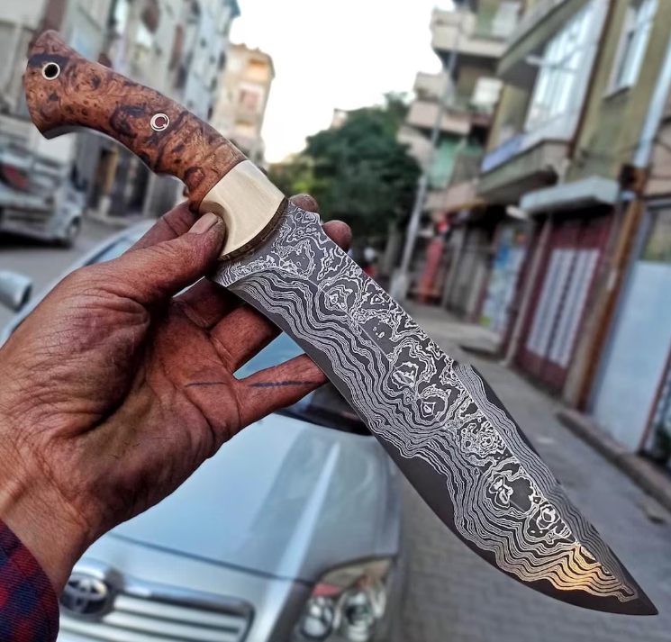 Μαχαίρι κυνηγιού REAL DAMASCUS – Λαβή από ξύλο καστανιάς – Μαχαίρι επιβίωσης / συλλέκτη – Δερμάτινη θήκη