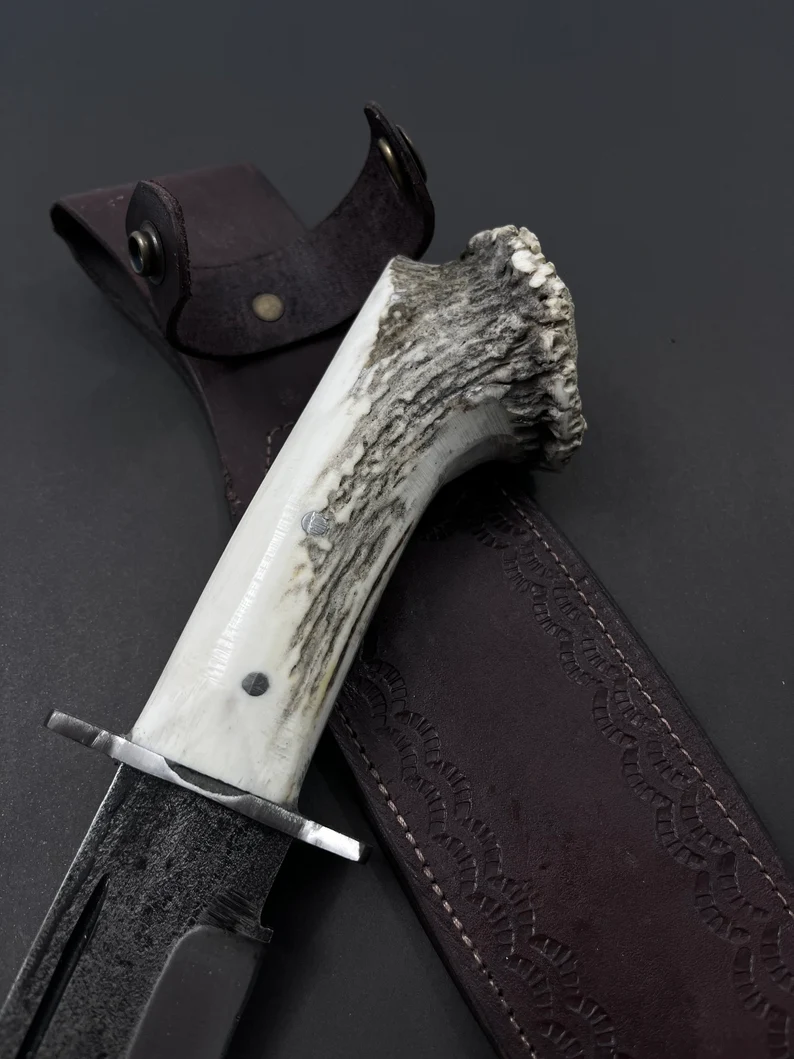 Ręcznie kuty nóż Bowie ze stali: rękojeść z poroża jelenia, skórzana pochwa