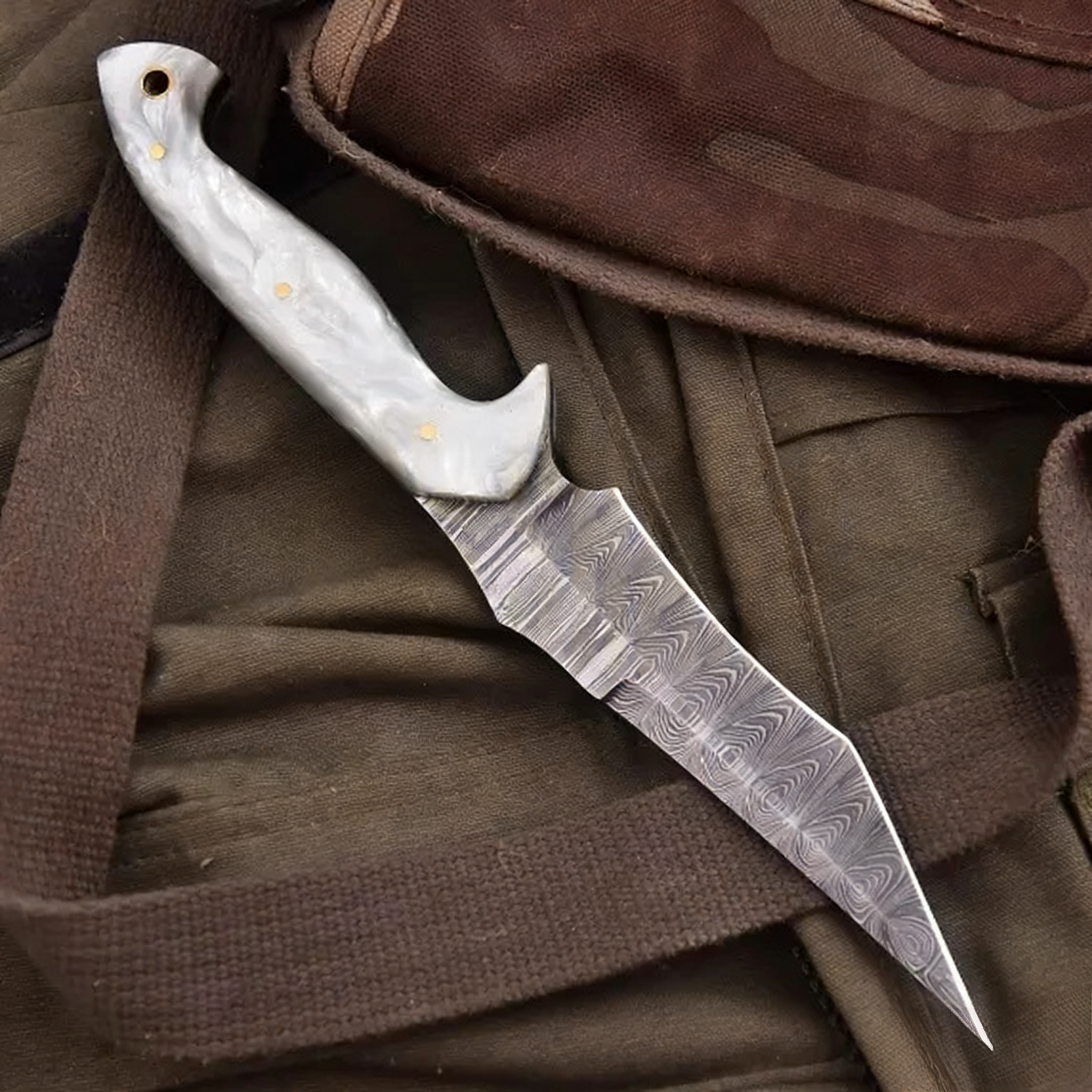 Raindrop Pearl – kolekcjonerski nóż ze stali damasceńskiej z rękojeścią z żywicy perłowej