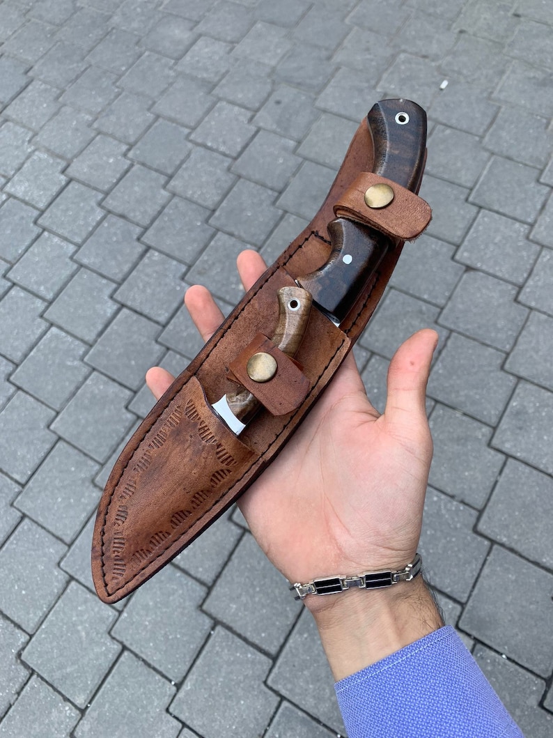 Nóż myśliwski wykonany ręcznie na zamówienie, typu „dwa w jednym”, ze stali nierdzewnej 4116 produkcji niemieckiej, z rękojeścią z drewna orzechowego i skórzaną pochwą.