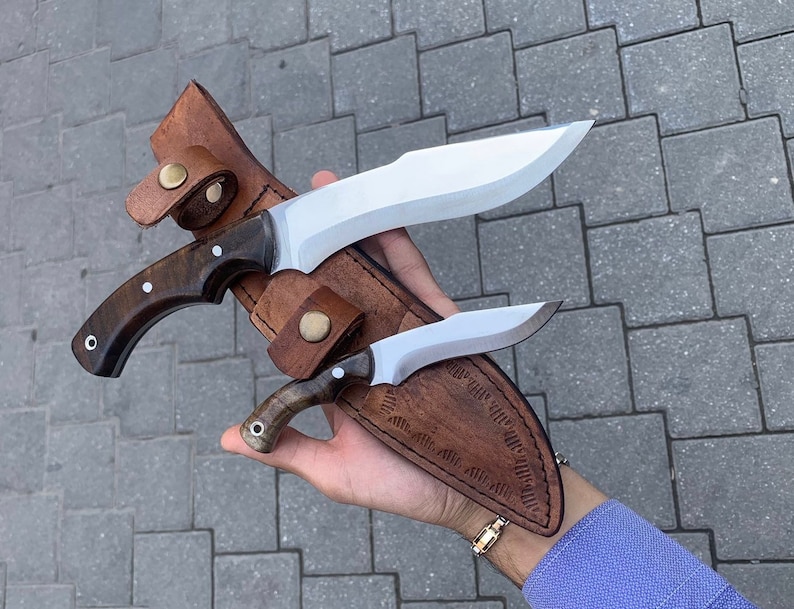 Nóż myśliwski wykonany ręcznie na zamówienie, typu „dwa w jednym”, ze stali nierdzewnej 4116 produkcji niemieckiej, z rękojeścią z drewna orzechowego i skórzaną pochwą.