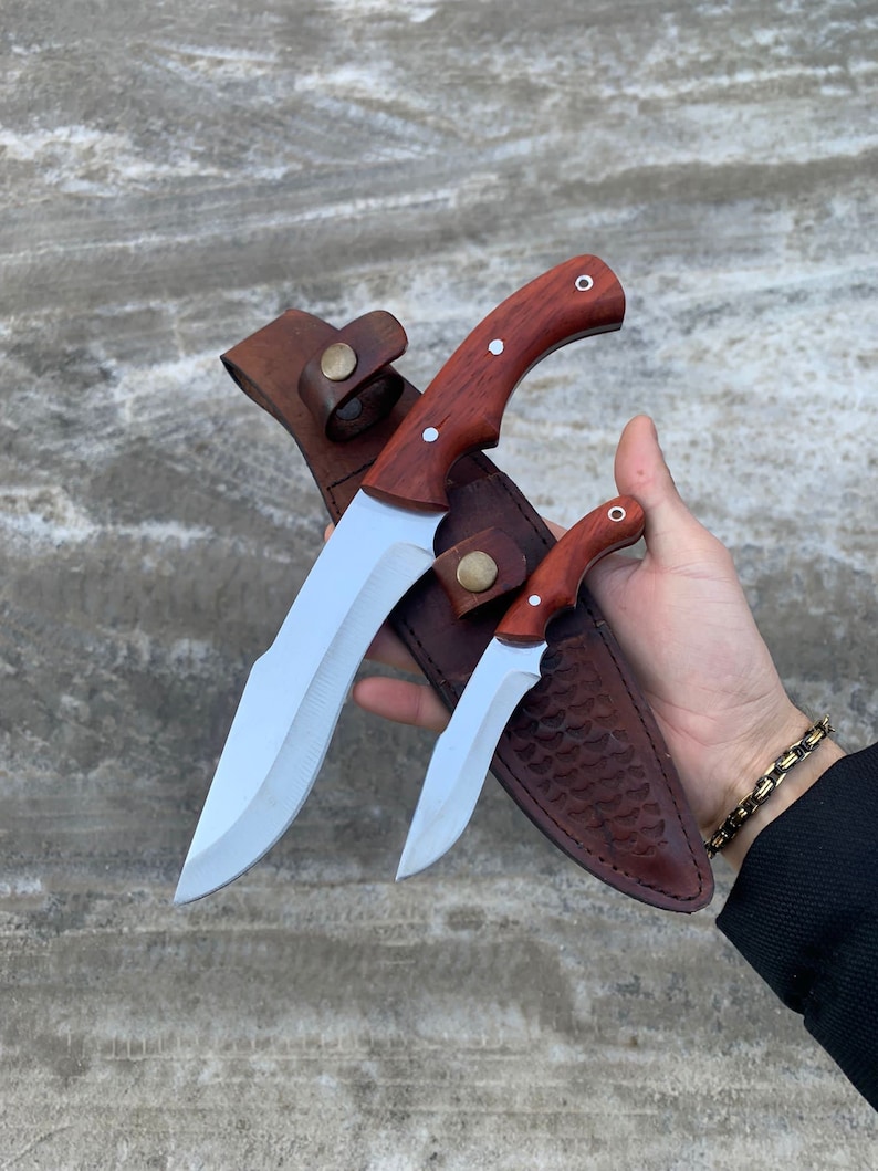 Nóż myśliwski wykonany ręcznie na zamówienie, typu „dwa w jednym”, ze stali nierdzewnej 4116 produkcji niemieckiej, z rękojeścią z drewna orzechowego i skórzaną pochwą.