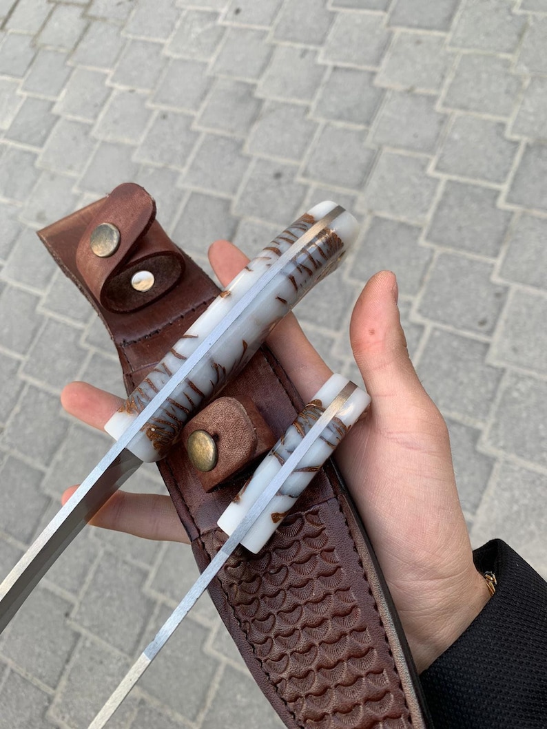 Nóż myśliwski wykonany ręcznie na zamówienie, typu „dwa w jednym”, ze stali nierdzewnej 4116 produkcji niemieckiej, z rękojeścią z drewna orzechowego i skórzaną pochwą.