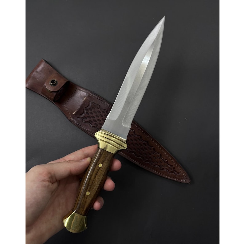 Sztylet Fairbairn-Sykes: rękojeść z drewna orzechowego, skórzana pochwa.