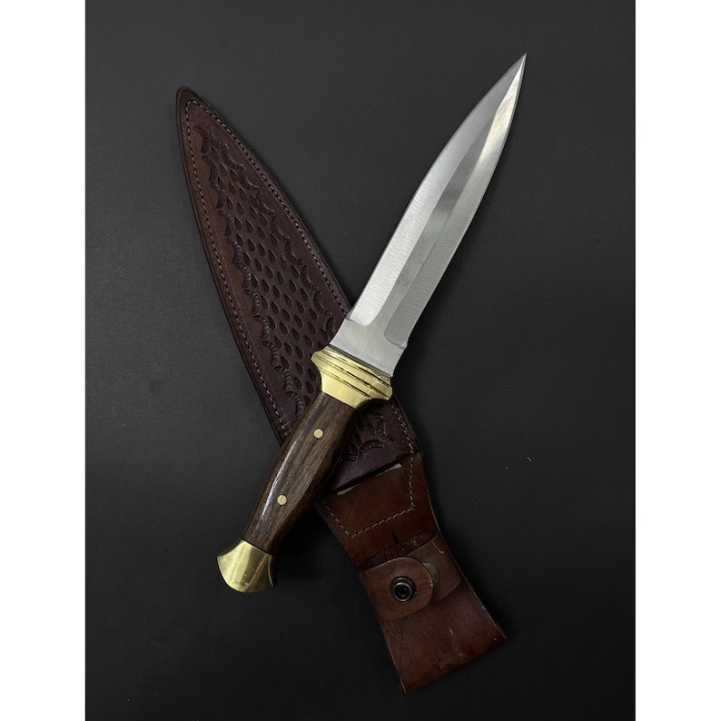 Sztylet Fairbairn-Sykes: rękojeść z drewna orzechowego, skórzana pochwa.