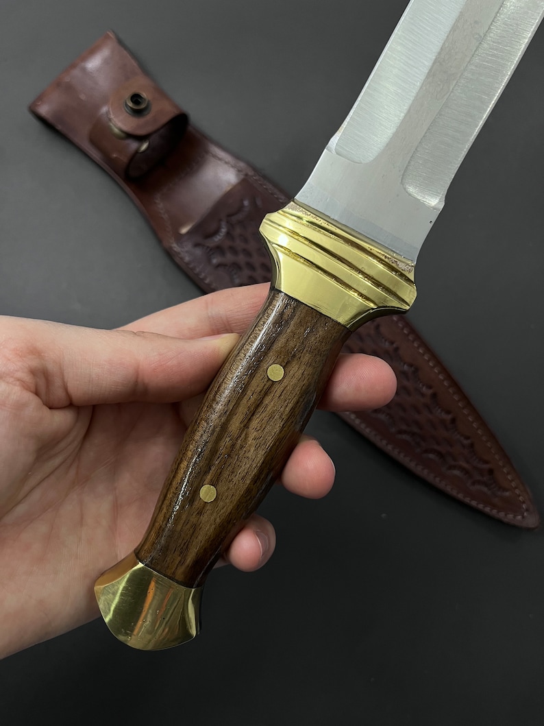 Sztylet Fairbairn-Sykes: rękojeść z drewna orzechowego, skórzana pochwa.