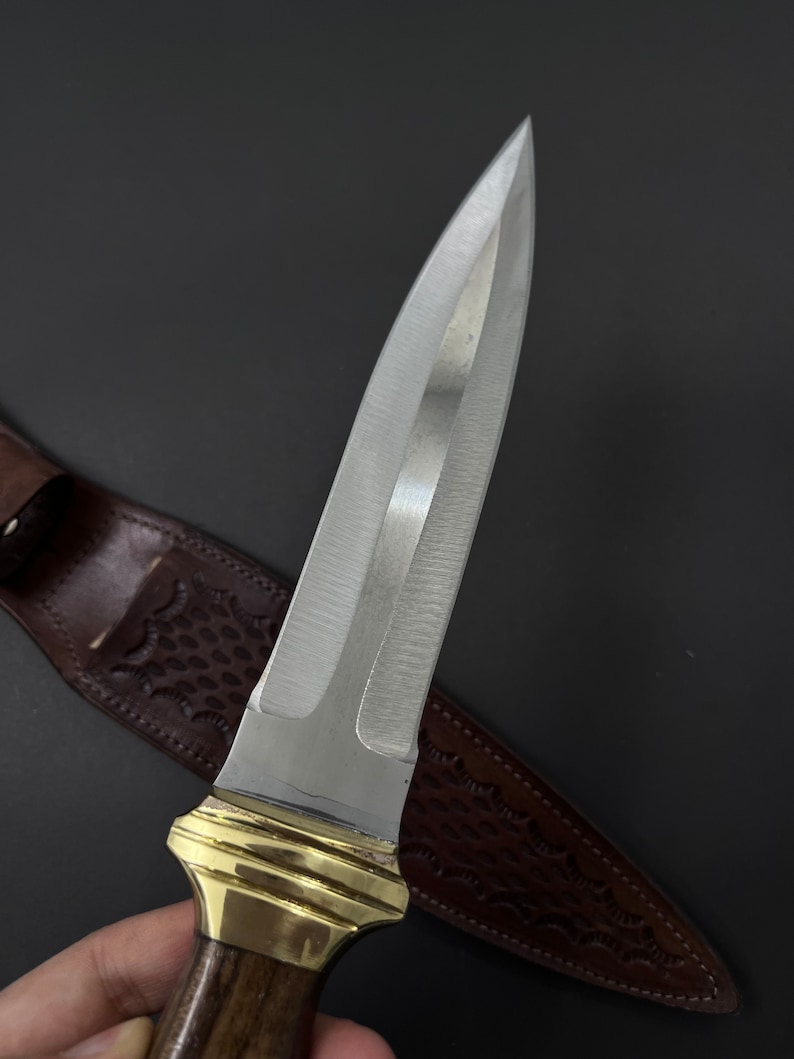 Sztylet Fairbairn-Sykes: rękojeść z drewna orzechowego, skórzana pochwa.