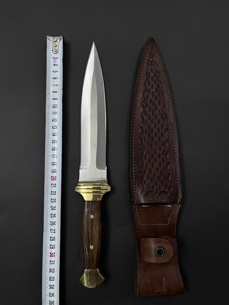 Sztylet Fairbairn-Sykes: rękojeść z drewna orzechowego, skórzana pochwa.