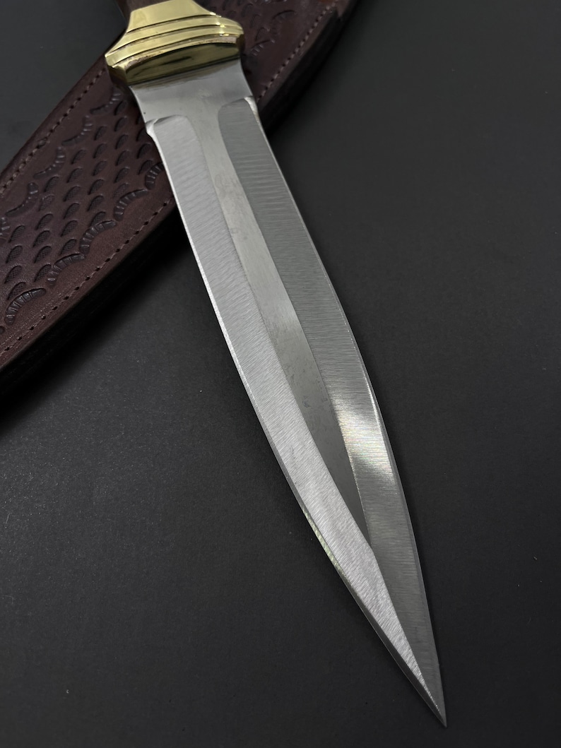 Sztylet Fairbairn-Sykes: rękojeść z drewna orzechowego, skórzana pochwa.