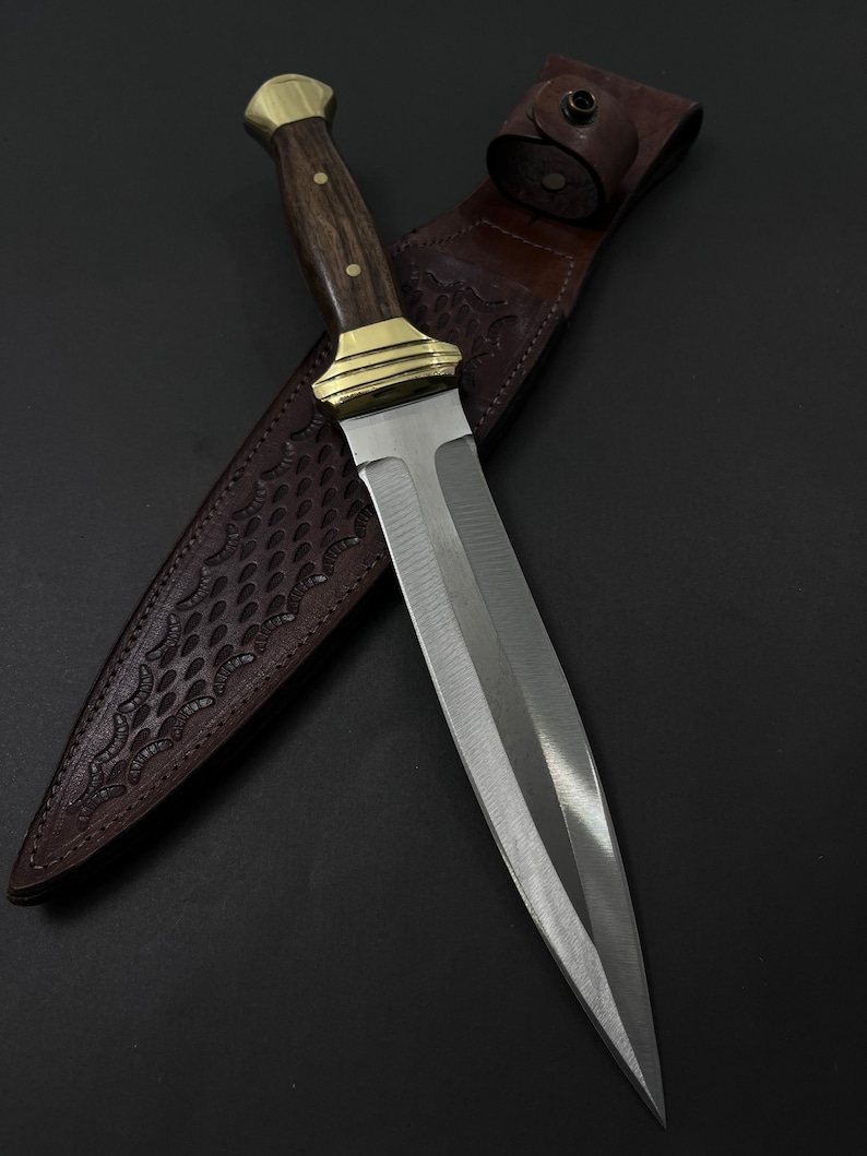 Sztylet Fairbairn-Sykes: rękojeść z drewna orzechowego, skórzana pochwa.