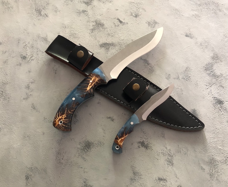 Nóż myśliwski wykonany ręcznie na zamówienie, typu „dwa w jednym”, ze stali nierdzewnej 4116 produkcji niemieckiej, z rękojeścią z drewna orzechowego i skórzaną pochwą.