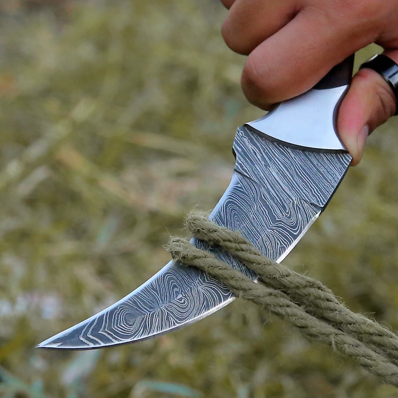 Ręcznie robiony nóż taktyczny Karambit ze stali damasceńskiej