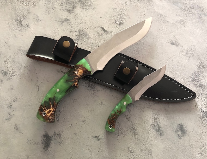 Nóż myśliwski wykonany ręcznie na zamówienie, typu „dwa w jednym”, ze stali nierdzewnej 4116 produkcji niemieckiej, z rękojeścią z drewna orzechowego i skórzaną pochwą.