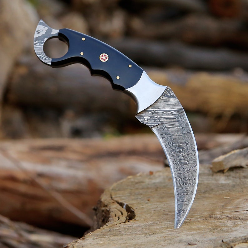 Ręcznie robiony nóż taktyczny Karambit ze stali damasceńskiej