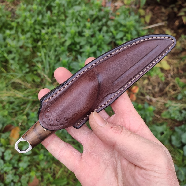 Nóż Wharncliffe EDC ze stałym ostrzem i skórzaną pochwą, stal Sleipner i orzech turecki,