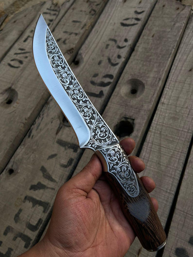 Ręcznie grawerowany nóż myśliwski: ostrze z motywem kwiatowym, rękojeść z drewna