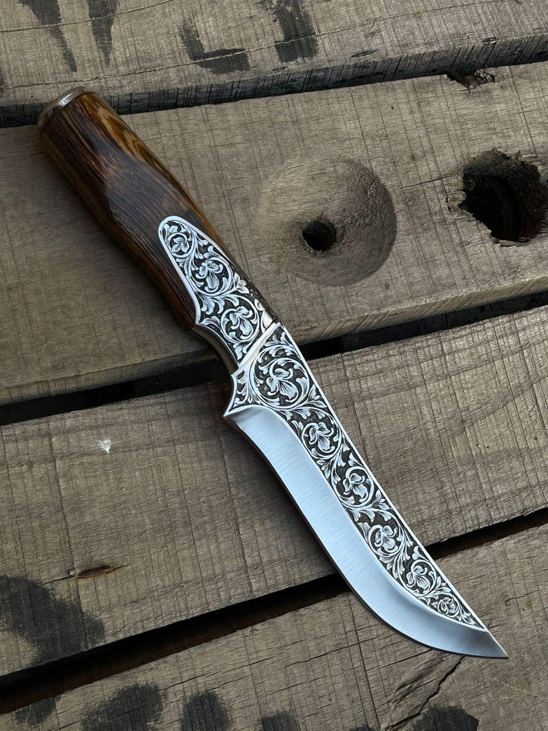 Ręcznie grawerowany nóż myśliwski: ostrze z motywem kwiatowym, rękojeść z drewna