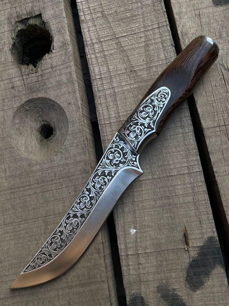 Ręcznie grawerowany nóż myśliwski: ostrze z motywem kwiatowym, rękojeść z drewna