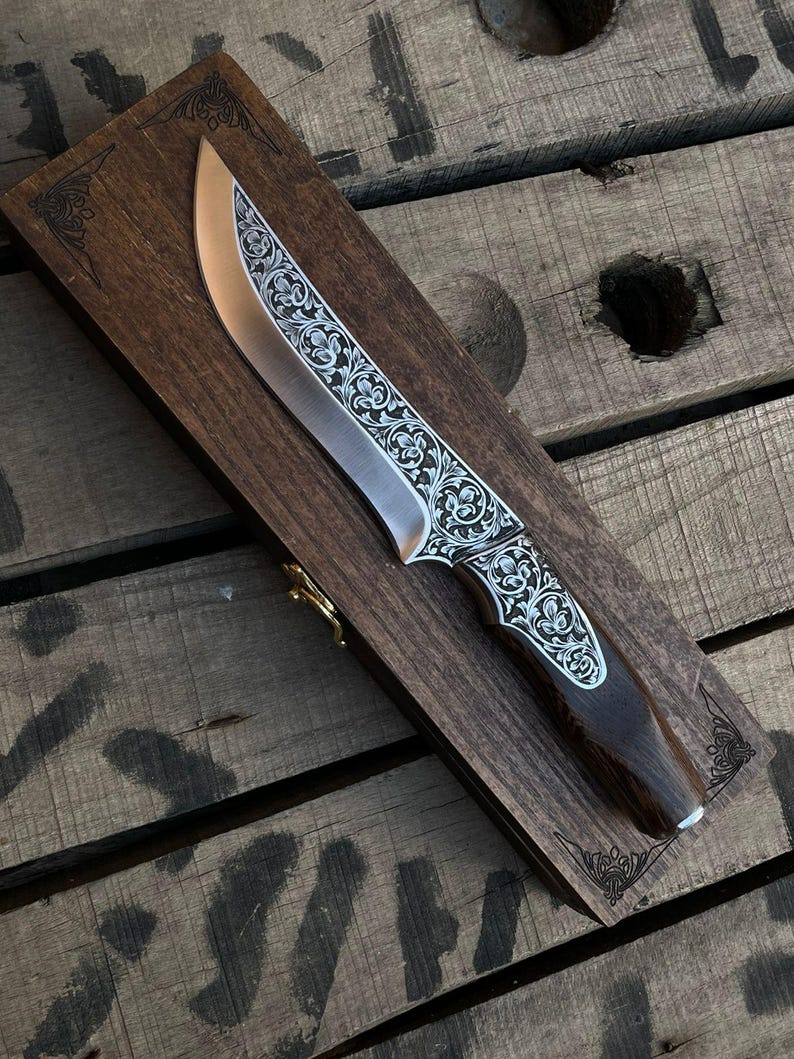 Ręcznie grawerowany nóż myśliwski: ostrze z motywem kwiatowym, rękojeść z drewna