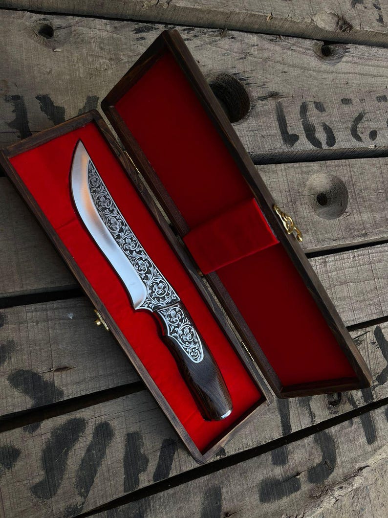 Ręcznie grawerowany nóż myśliwski: ostrze z motywem kwiatowym, rękojeść z drewna