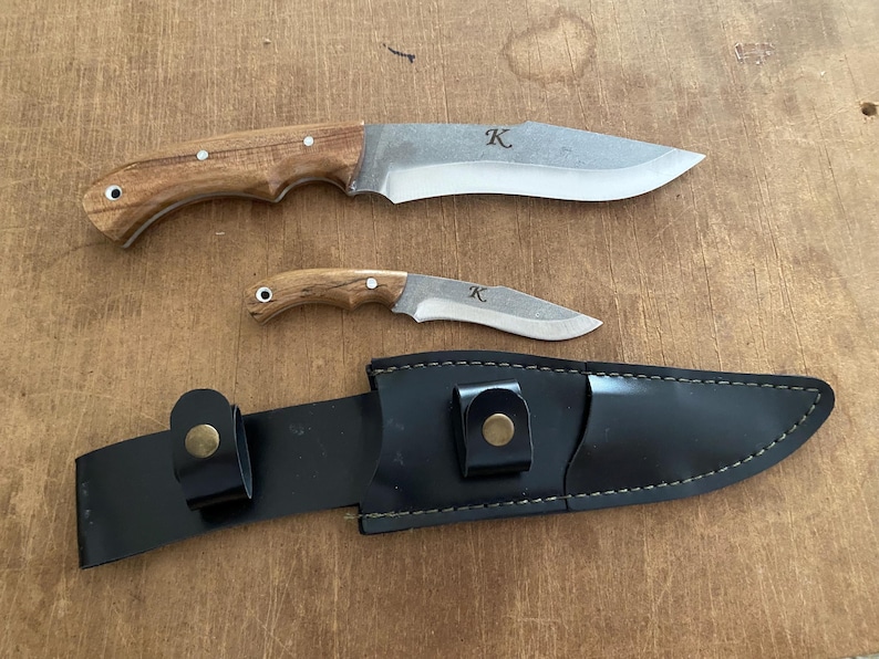 Nóż myśliwski wykonany ręcznie na zamówienie, typu „dwa w jednym”, ze stali nierdzewnej 4116 produkcji niemieckiej, z rękojeścią z drewna orzechowego i skórzaną pochwą.