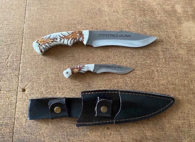 Nóż myśliwski wykonany ręcznie na zamówienie, typu „dwa w jednym”, ze stali nierdzewnej 4116 produkcji niemieckiej, z rękojeścią z drewna orzechowego i skórzaną pochwą.