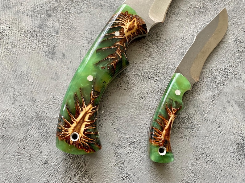 Nóż myśliwski wykonany ręcznie na zamówienie, typu „dwa w jednym”, ze stali nierdzewnej 4116 produkcji niemieckiej, z rękojeścią z drewna orzechowego i skórzaną pochwą.