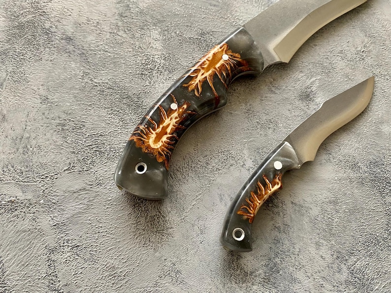 Nóż myśliwski wykonany ręcznie na zamówienie, typu „dwa w jednym”, ze stali nierdzewnej 4116 produkcji niemieckiej, z rękojeścią z drewna orzechowego i skórzaną pochwą.