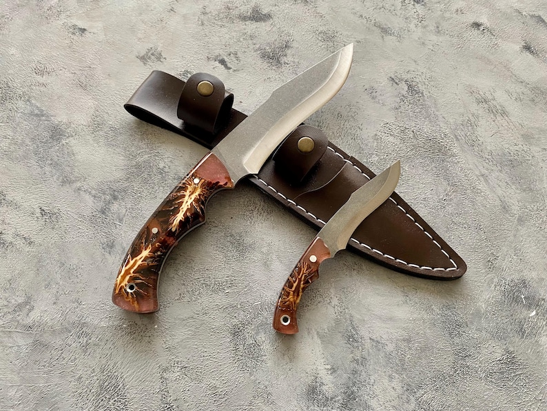 Nóż myśliwski wykonany ręcznie na zamówienie, typu „dwa w jednym”, ze stali nierdzewnej 4116 produkcji niemieckiej, z rękojeścią z drewna orzechowego i skórzaną pochwą.