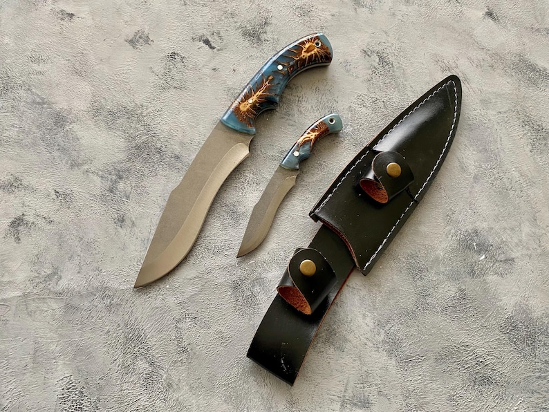 Nóż myśliwski wykonany ręcznie na zamówienie, typu „dwa w jednym”, ze stali nierdzewnej 4116 produkcji niemieckiej, z rękojeścią z drewna orzechowego i skórzaną pochwą.