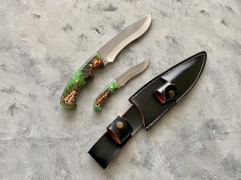 Nóż myśliwski wykonany ręcznie na zamówienie, typu „dwa w jednym”, ze stali nierdzewnej 4116 produkcji niemieckiej, z rękojeścią z drewna orzechowego i skórzaną pochwą.