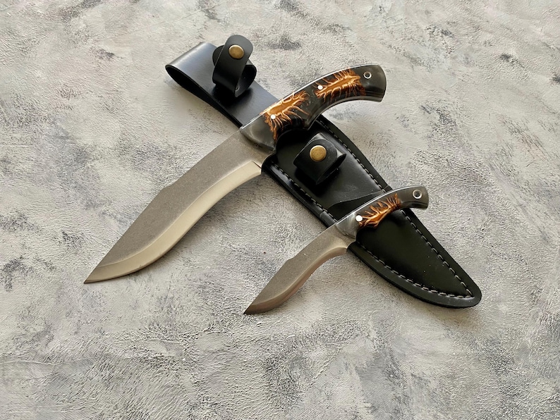 Nóż myśliwski wykonany ręcznie na zamówienie, typu „dwa w jednym”, ze stali nierdzewnej 4116 produkcji niemieckiej, z rękojeścią z drewna orzechowego i skórzaną pochwą.