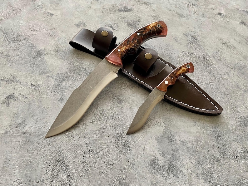 Nóż myśliwski wykonany ręcznie na zamówienie, typu „dwa w jednym”, ze stali nierdzewnej 4116 produkcji niemieckiej, z rękojeścią z drewna orzechowego i skórzaną pochwą.