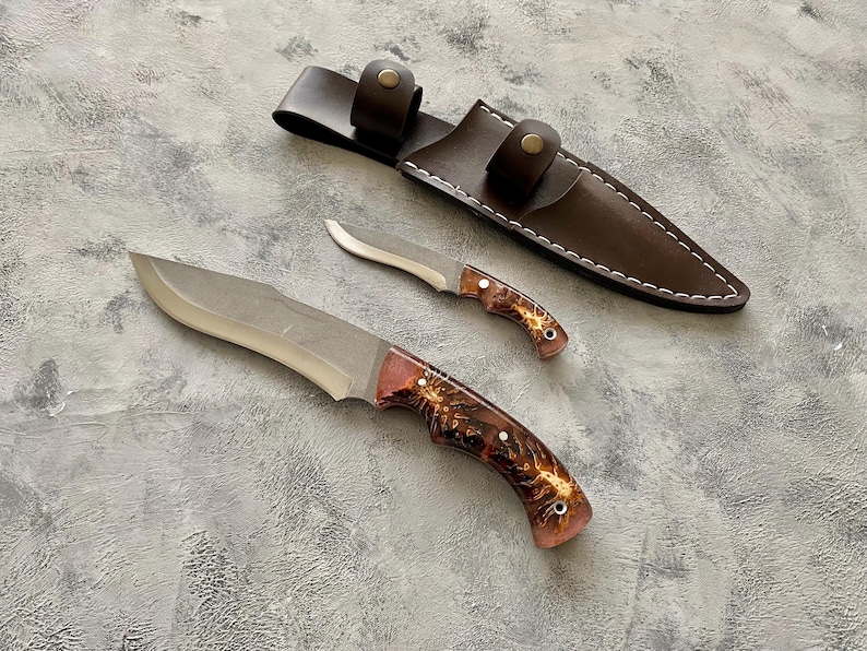 Nóż myśliwski wykonany ręcznie na zamówienie, typu „dwa w jednym”, ze stali nierdzewnej 4116 produkcji niemieckiej, z rękojeścią z drewna orzechowego i skórzaną pochwą.