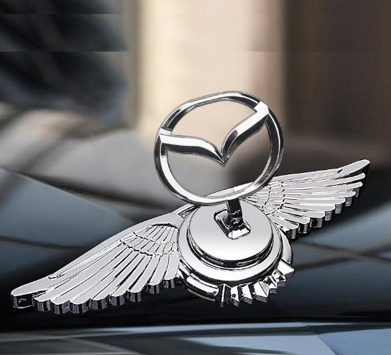 Autó motorháztetőre való emblémával ellátott matrica