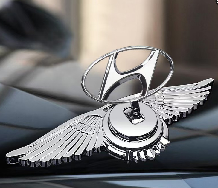 Autó motorháztetőre való emblémával ellátott matrica