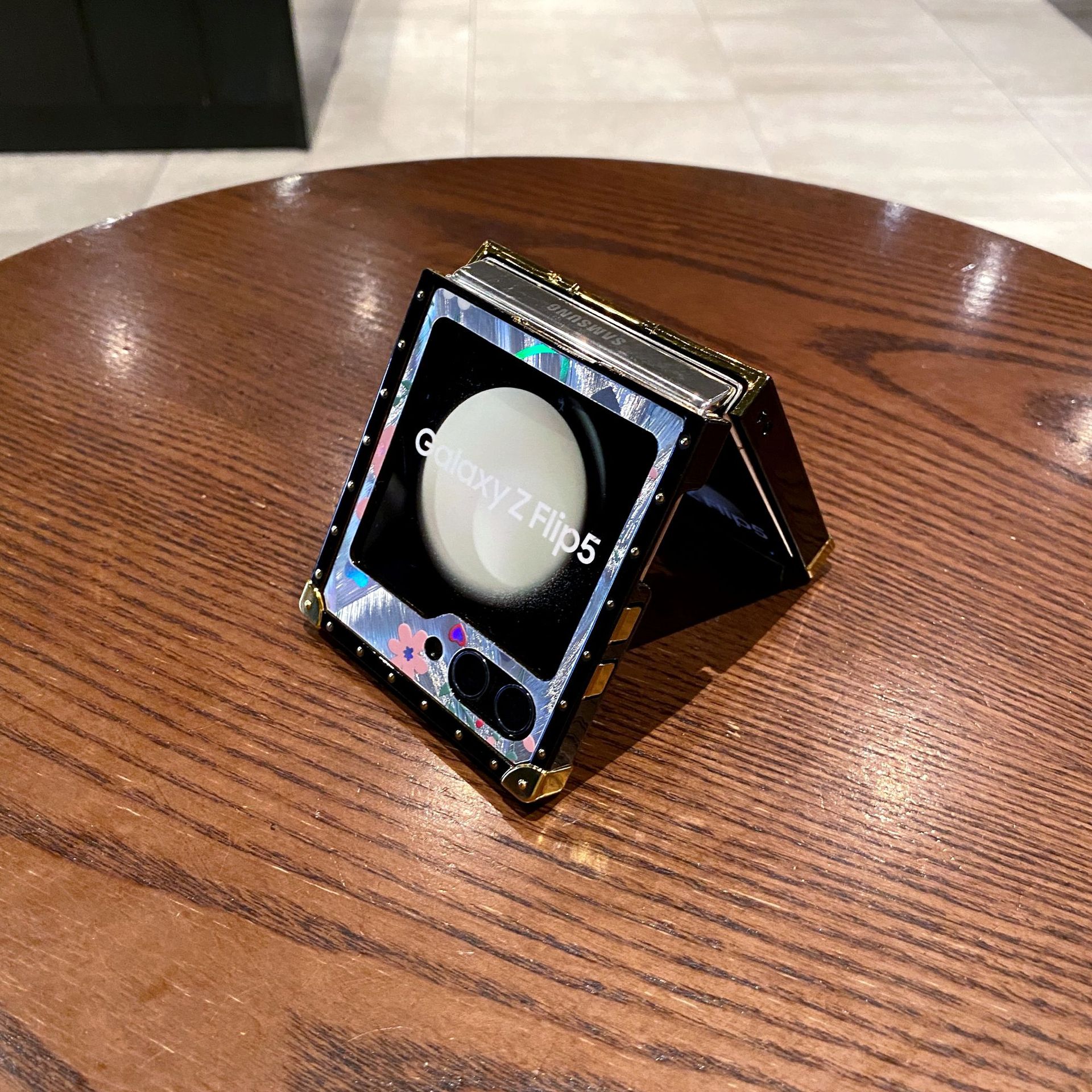 Luxury Laser Flower Square Punk Rivet Αντικραδασμικό κάλυμμα τηλεφώνου για Samsung Galaxy Z Flip 5/4/3