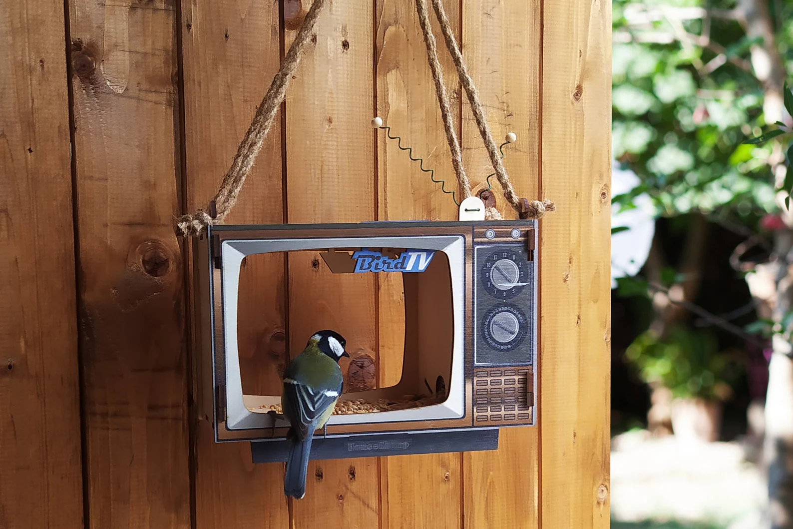 Unique TV Shaped Bird Feeder for Garden Decoration