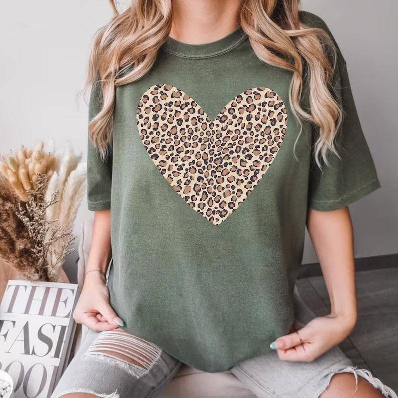 💗Cute Valentine’s Day T-Shirt – Leopard Heart Short Sleeve Tee