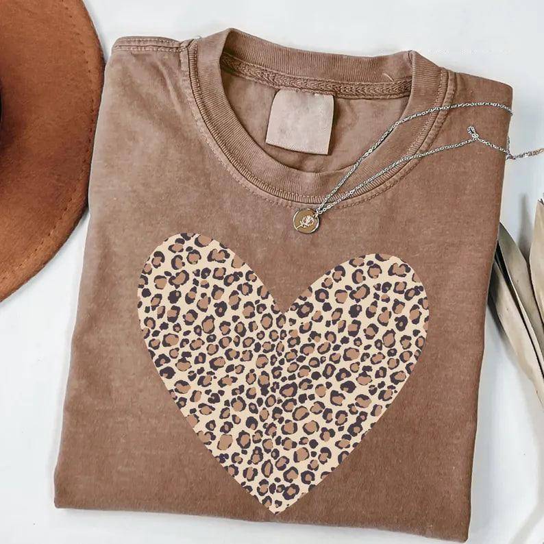 💗Cute Valentine’s Day T-Shirt – Leopard Heart Short Sleeve Tee