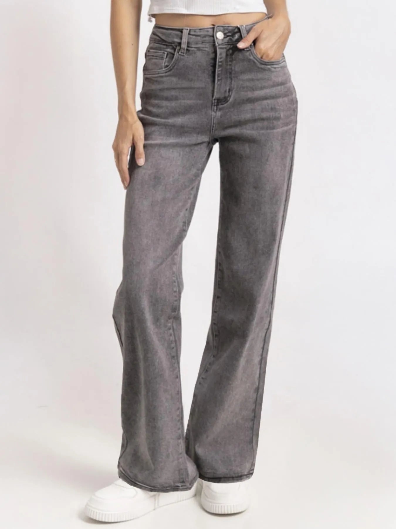 Casual mid-rise stretch jeans with multiple pockets
