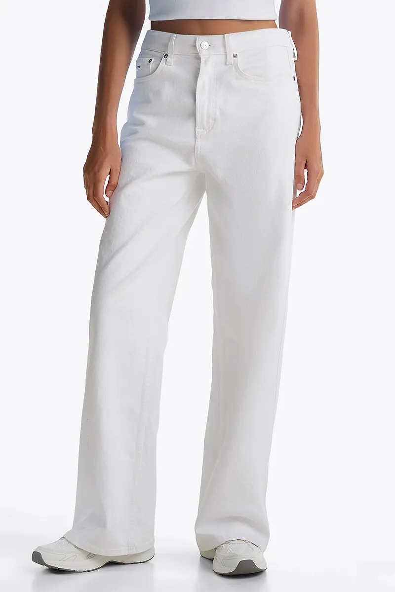 Casual mid-rise stretch jeans with multiple pockets