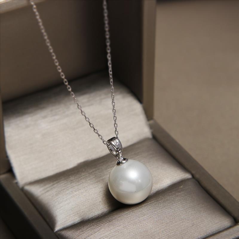 Elegant Silver Pendant Pearl Necklace